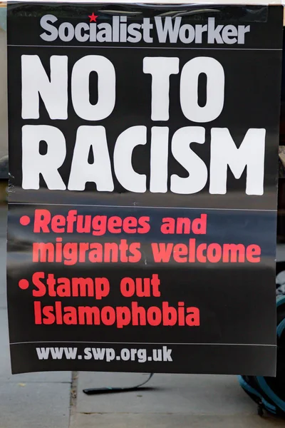 Des manifestants se rassemblent devant Downing Street, Londres, Royaume-Uni — Photo