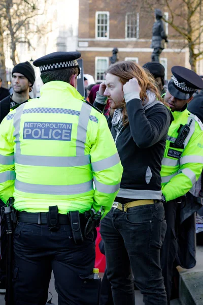 Manifestantes se reúnen frente a Downing Street, Londres, Reino Unido — Foto de Stock