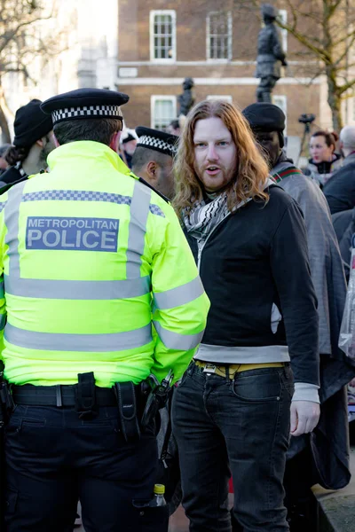 Des manifestants se rassemblent devant Downing Street, Londres, Royaume-Uni — Photo