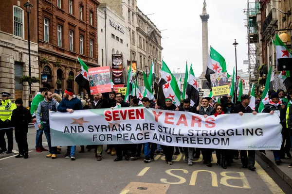 Demonstranten gegen Syriens Präsidenten Assad marschieren im Zentrum Londons — Stockfoto