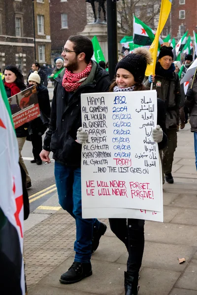 Manifestanti anti-presidente siriano Assad marciano nel centro di Londra — Foto Stock