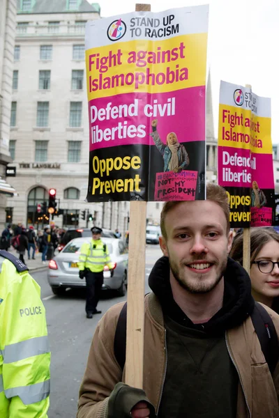 ロンドン中心部を行進する人種差別に 4,020 — ストック写真