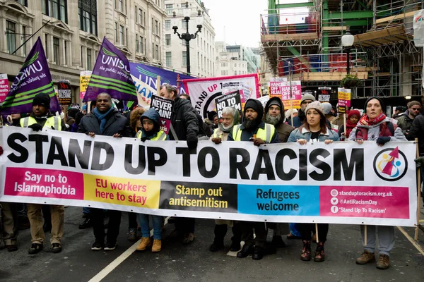 A marcha de Stand Up to Racism através do centro de Londres — Fotografia de Stock