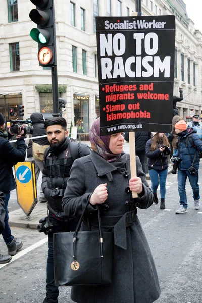 A marcha de Stand Up to Racism através do centro de Londres — Fotografia de Stock