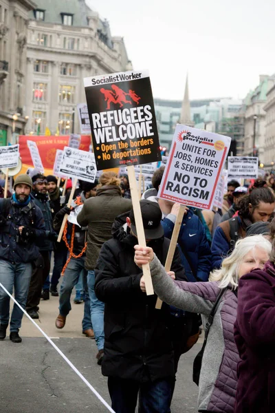 Den Stand Up till rasism marschera genom centrala London — Stockfoto