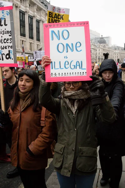 A marcha de Stand Up to Racism através do centro de Londres — Fotografia de Stock