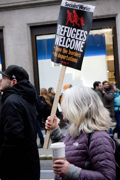 A marcha de Stand Up to Racism através do centro de Londres — Fotografia de Stock