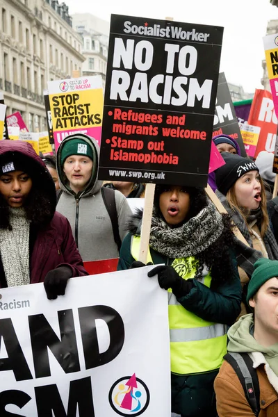 A marcha de Stand Up to Racism através do centro de Londres — Fotografia de Stock