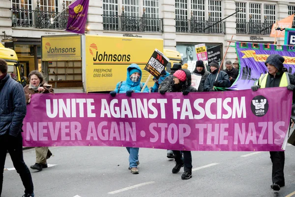 Stand Up do rasizmu marsz przez centrum Londynu — Zdjęcie stockowe