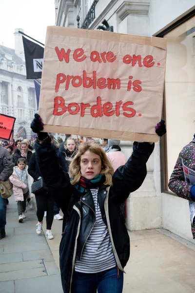 Το Stand Up του ρατσισμού Μαρτίου μέσω του κεντρικού Λονδίνου — Φωτογραφία Αρχείου