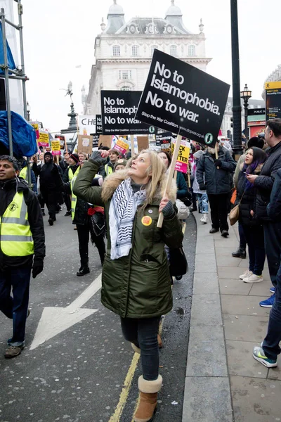Το Stand Up του ρατσισμού Μαρτίου μέσω του κεντρικού Λονδίνου — Φωτογραφία Αρχείου