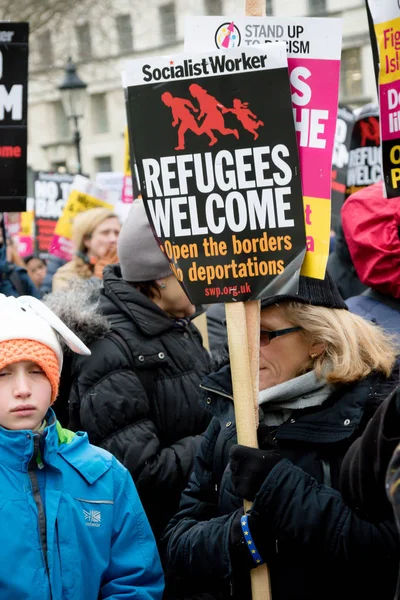 A marcha de Stand Up to Racism através do centro de Londres — Fotografia de Stock