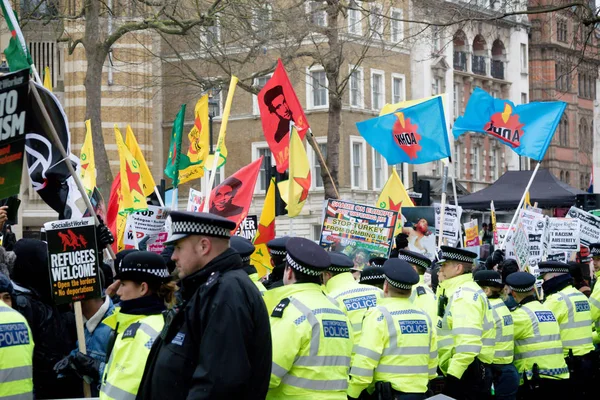 Marcha contra el racismo en el centro de Londres — Foto de Stock