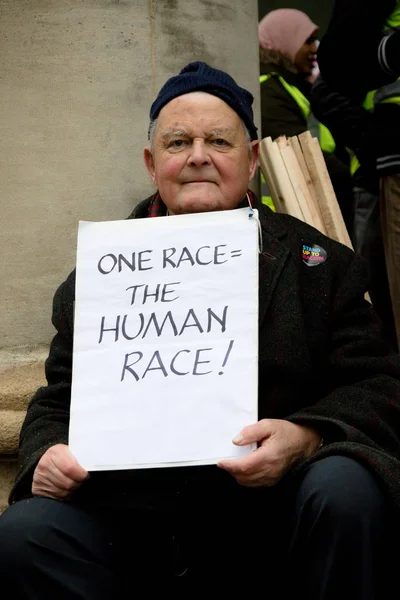 Марш "Противостояние расизму" по центру Лондона — стоковое фото