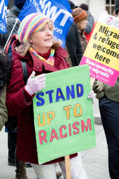 Den Stand Up till rasism marschera genom centrala London — Stockfoto