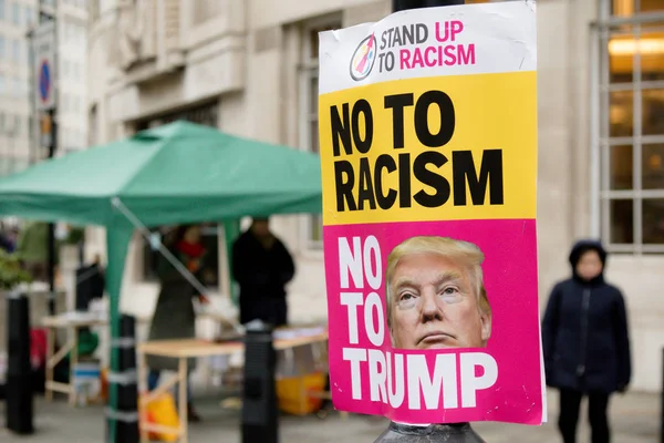 A marcha de Stand Up to Racism através do centro de Londres — Fotografia de Stock