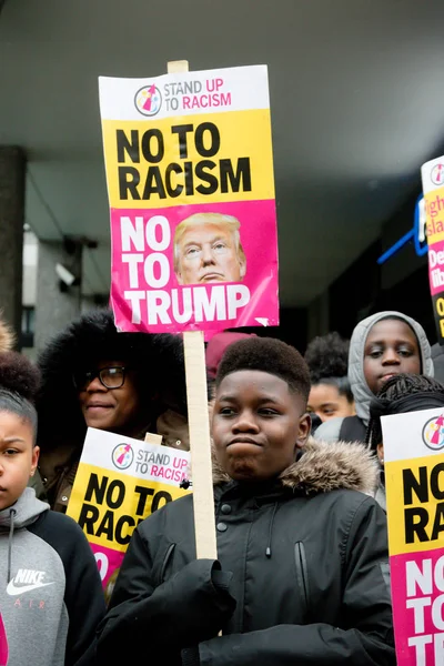 The Stand Up to Racism marche à travers le centre de Londres — Photo