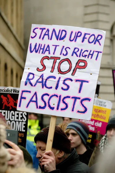 A marcha de Stand Up to Racism através do centro de Londres — Fotografia de Stock