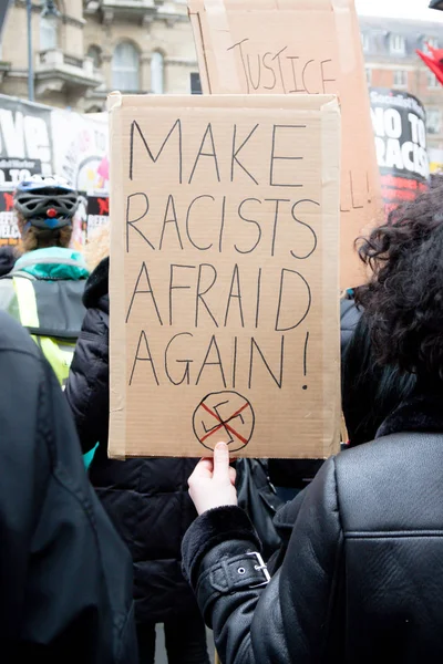 The Stand Up to Racism marche à travers le centre de Londres — Photo