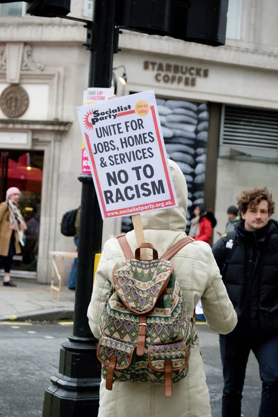 A marcha de Stand Up to Racism através do centro de Londres — Fotografia de Stock