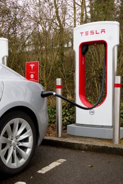 Tesla supercharger'lar Green Park okuma