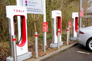 Tesla supercharger'lar Green Park okuma
