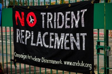 Protestocular ana kapının dışında Awe, Aldermaston toplamak. 