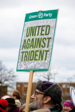 Protestocular ana kapının dışında Awe, Aldermaston toplamak. 