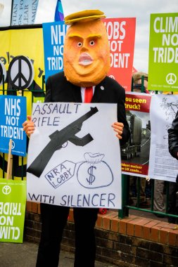 Protestocular ana kapının dışında Awe, Aldermaston toplamak. 