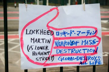 Protestocular ana kapının dışında Awe, Aldermaston toplamak. 