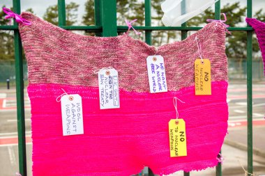 Protestocular ana kapının dışında Awe, Aldermaston toplamak. 