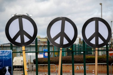 Protestocular ana kapının dışında Awe, Aldermaston toplamak. 