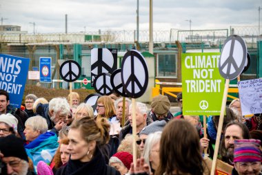 Protestocular ana kapının dışında Awe, Aldermaston toplamak. 