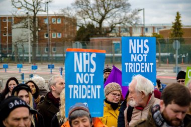 Protestocular ana kapının dışında Awe, Aldermaston toplamak. 