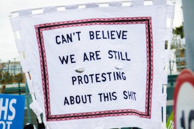 Protestocular ana kapının dışında Awe, Aldermaston toplamak. 