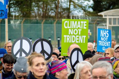 Protestocular ana kapının dışında Awe, Aldermaston toplamak. 