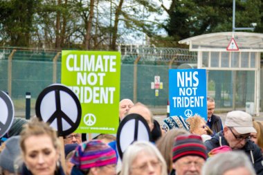 Protestocular ana kapının dışında Awe, Aldermaston toplamak. 
