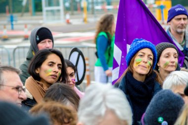 Protestocular ana kapının dışında Awe, Aldermaston toplamak. 