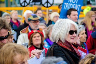 Protestocular ana kapının dışında Awe, Aldermaston toplamak. 