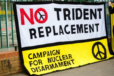 Protestocular ana kapının dışında Awe, Aldermaston toplamak. 