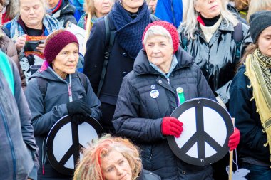 Protestocular ana kapının dışında Awe, Aldermaston toplamak. 