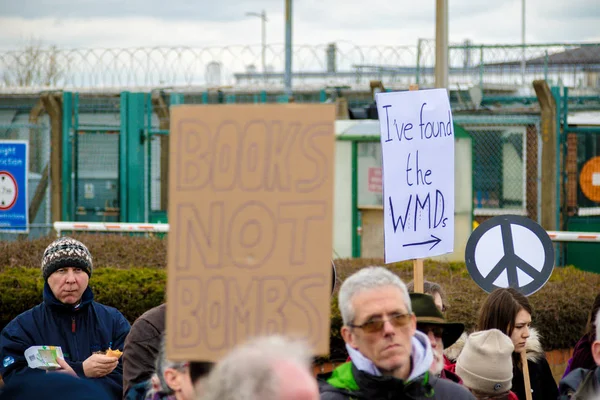 Протестующие собираются у главных ворот AWE, Aldermaston — стоковое фото