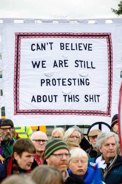 Demonstranten versammeln sich vor dem Haupttor zum ehrfurchtsvollen Aldermaston — Stockfoto