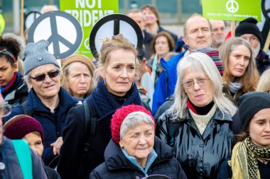 Protestocular ana kapının dışında Awe, Aldermaston toplamak. 