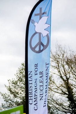 Protestocular ana kapının dışında Awe, Aldermaston toplamak. 