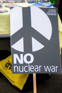 Protestocular ana kapının dışında Awe, Aldermaston toplamak. 