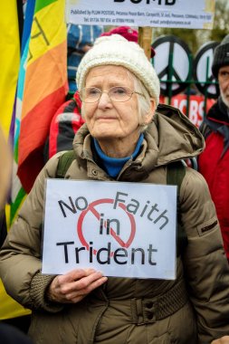 Protestocular ana kapının dışında Awe, Aldermaston toplamak. 