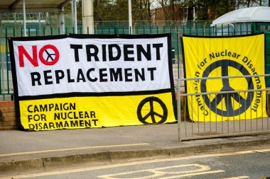 Protestocular ana kapının dışında Awe, Aldermaston toplamak. 