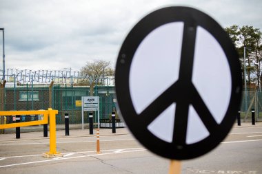 Protestocular ana kapının dışında Awe, Aldermaston toplamak. 