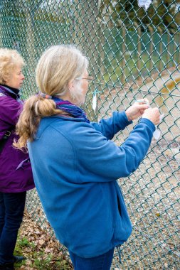 Protestocular ana kapının dışında Awe, Aldermaston toplamak. 